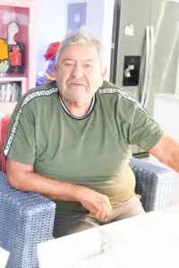 Humberto Poidomani disfruta de un momento informal en su casa de Miami Beach, Florida"