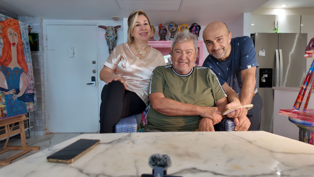 "Marcela, Humberto Poidomani y Mickael en el estudio de arte de Humberto en Collins, Miami, Florida"